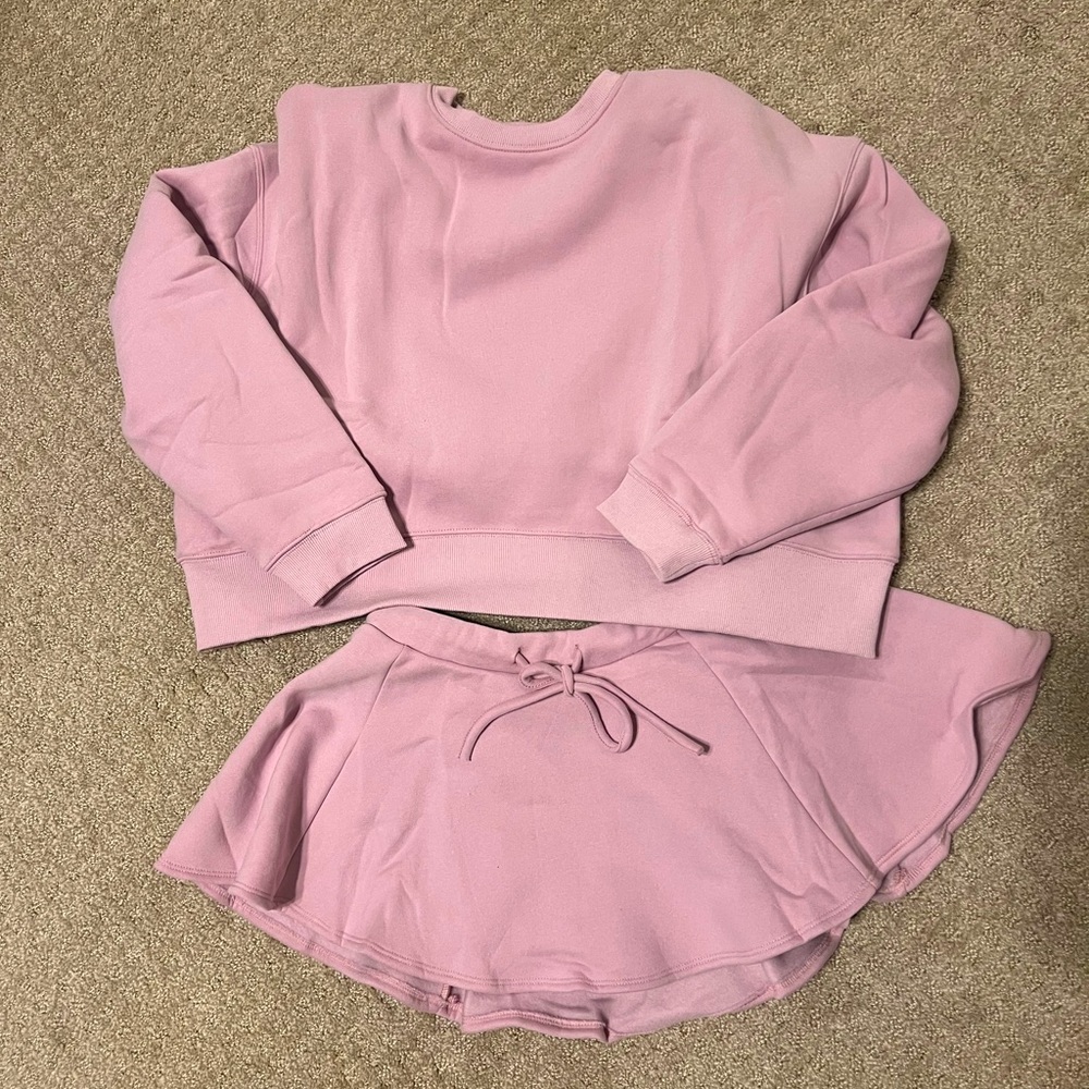 BRAND NEW!!! Boardwalk, crewneck, and sports set!!
Large but fits like a medium